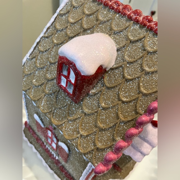 Cupcakes and Cashmere Gingerbread Valentine’s Day House. - Picture 8 of 8